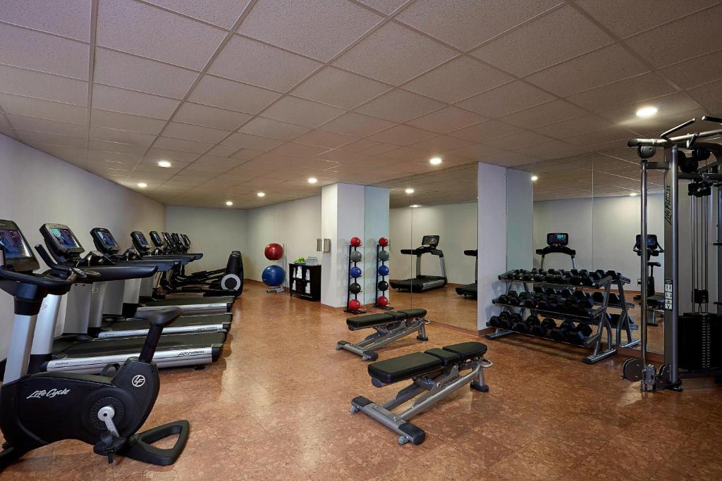 Fitness centrum a/nebo fitness zařízení v ubytování Ithaca Marriott Downtown on the Commons