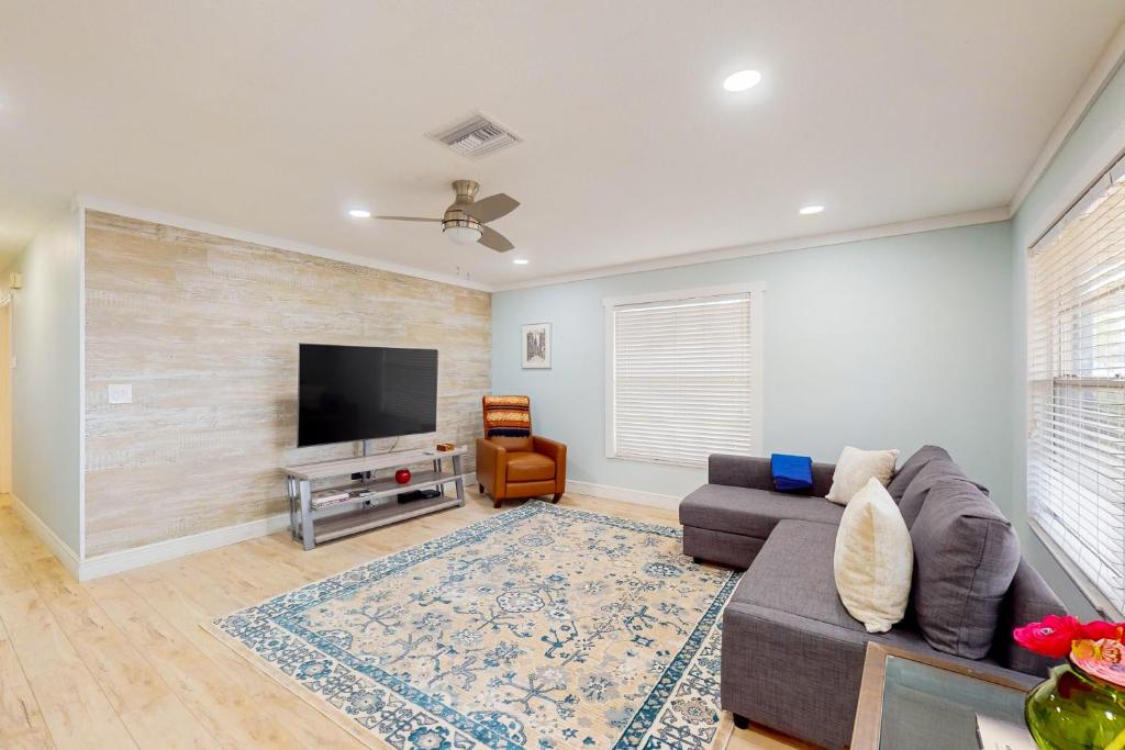 een woonkamer met een bank en een flatscreen-tv bij Tranquil Days in Bradenton