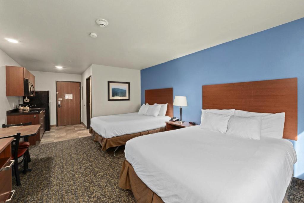Postel nebo postele na pokoji v ubytování MainStay Suites Spokane Valley