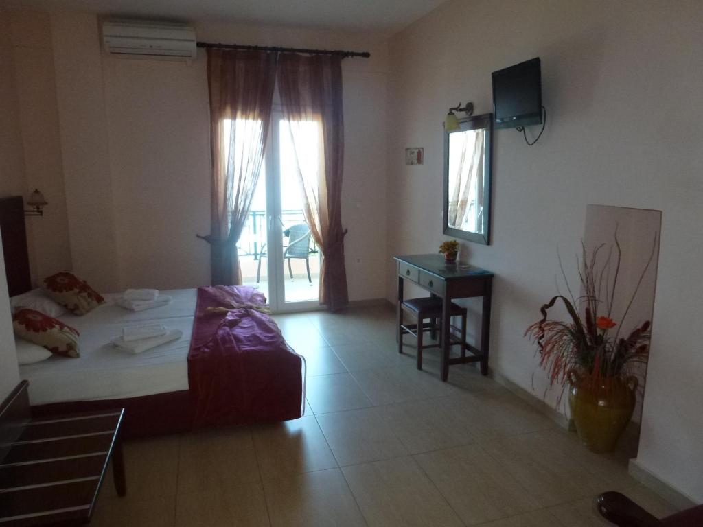 Postel nebo postele na pokoji v ubytování Galini Sea Apartments