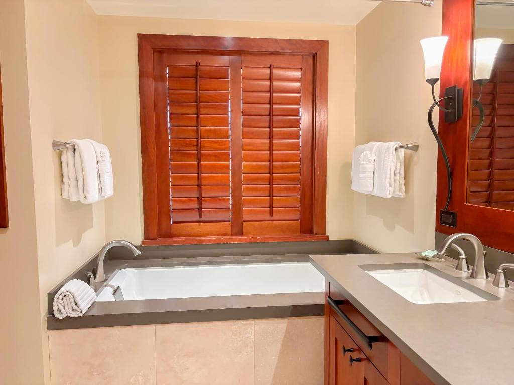 Koupelna v ubytování Luxury Pool front Ko Olina Beach Rental Ground Floor B105 2BR free parking