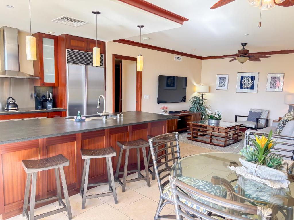 Kuchyň nebo kuchyňský kout v ubytování Luxury Pool front Ko Olina Beach Rental Ground Floor B105 2BR free parking
