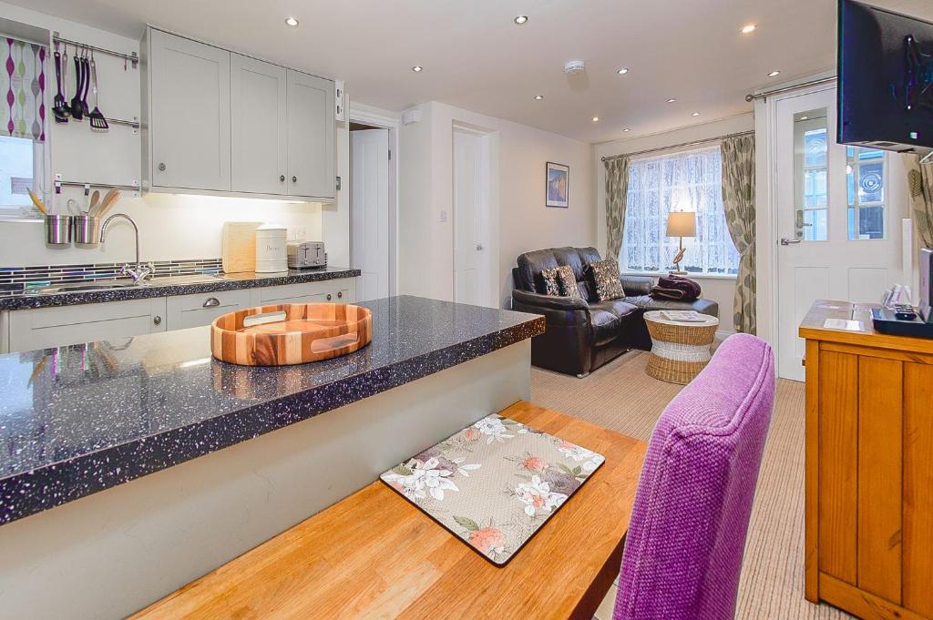 The Old Surgery, Central cosy cottage in the heart of Whitby 3