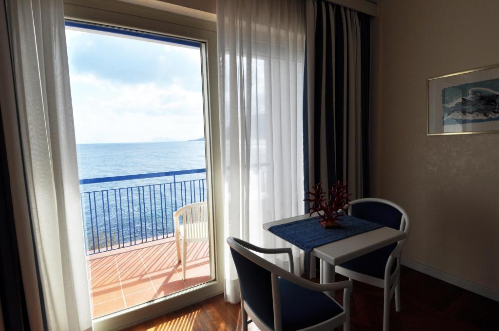 Nespecifikovaný výhled na moře nebo výhled na moře při pohledu z hotelu