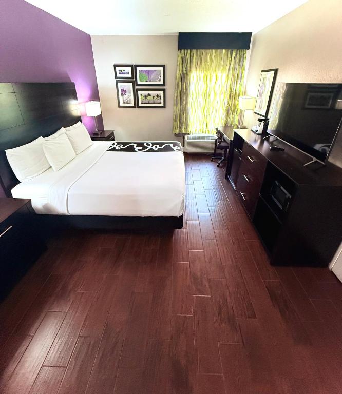 La Quinta by Wyndham Orlando Universal area - Free Shuttle to Universal photo