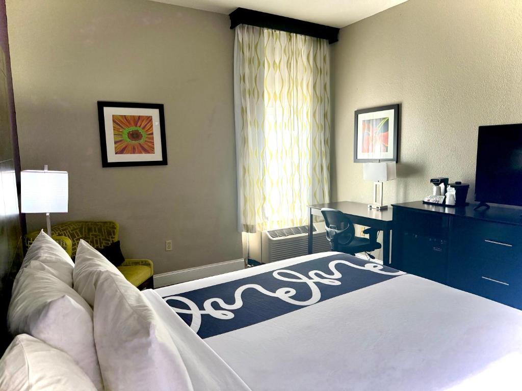 La Quinta by Wyndham Orlando Universal area - Free Shuttle to Universal photo