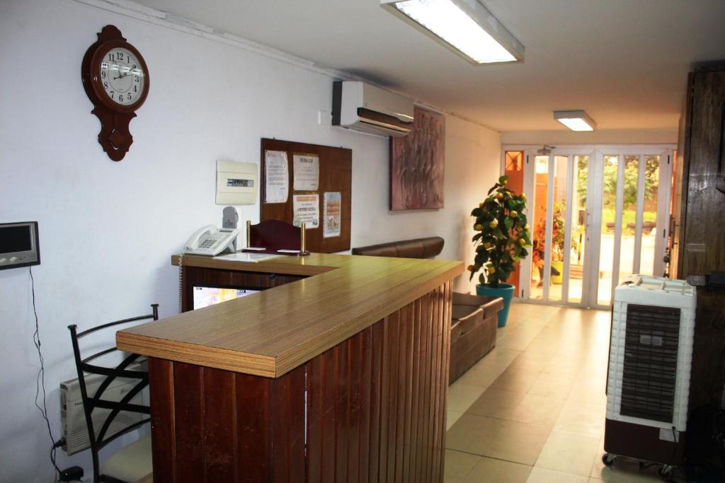 アビジャンにあるRésidence Vanestelleのカウンターと壁に時計があるキッチン