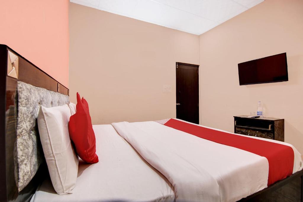 Postel nebo postele na pokoji v ubytování Super Hotel O Siddhartha Guest House