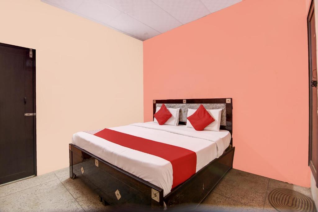 Postel nebo postele na pokoji v ubytování Super Hotel O Siddhartha Guest House