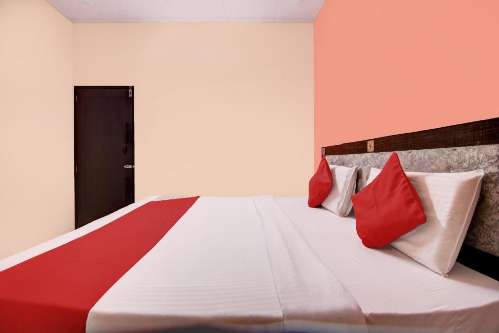 Postel nebo postele na pokoji v ubytování Super Hotel O Siddhartha Guest House