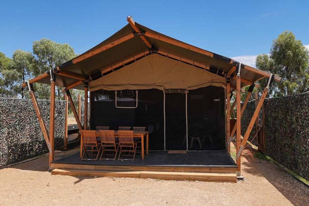 Mystic ParkKangaroo Lake C & C Park的凉亭配有桌椅