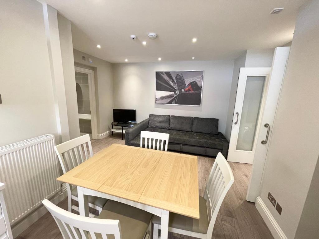 Stylish Apartments in Victoria & Westminster - Two-Bedroom Apartment