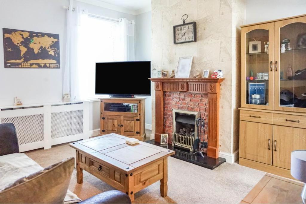 Un televizor și/sau centru de divertisment la Lucky Home 7 - Ideal for Trade & Family - 2 Bedrooms - 2 Beds - Max 4 Guests - Close to BAE, Docks, Lake District, Beaches