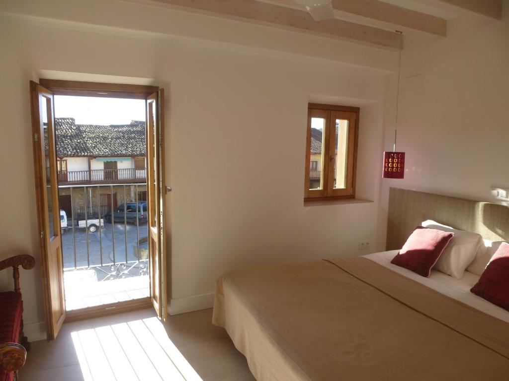 A bed or beds in a room at Apartamentos Rurales Entre Fuentes