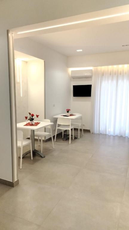 TV a/nebo společenská místnost v ubytování Bijou rooms