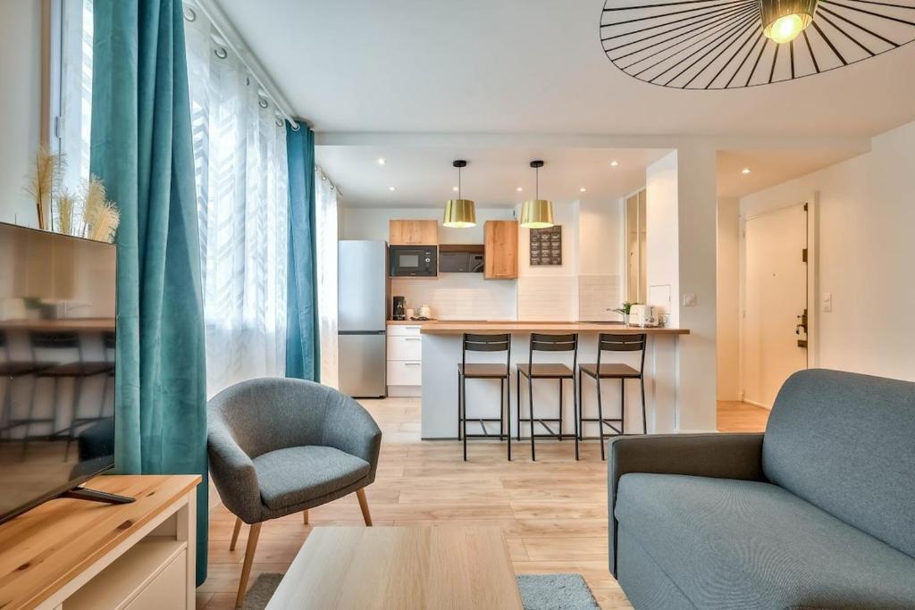 un salon avec un canapé et une cuisine dans l'établissement Superbe appartement aux portes de Paris WIFI et TV, à Clichy