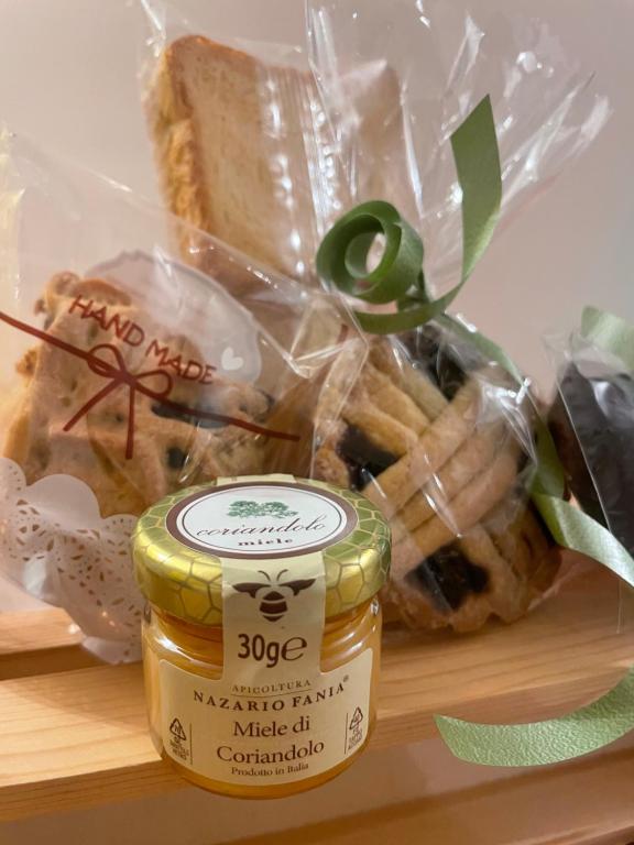 Civita CampomaranoCasa Cuoco的一篮面包旁一罐花生酱