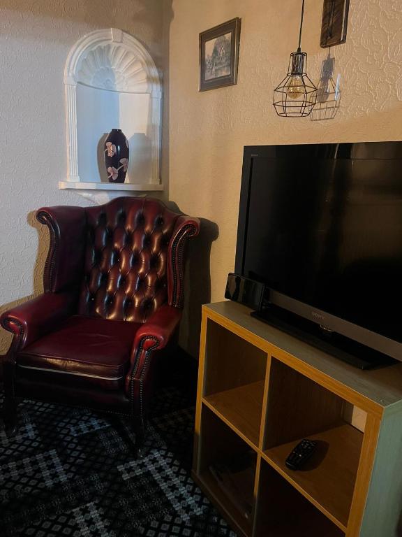 TV a/nebo společenská místnost v ubytování The Lane Head Hotel