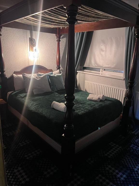 Postel nebo postele na pokoji v ubytování The Lane Head Hotel