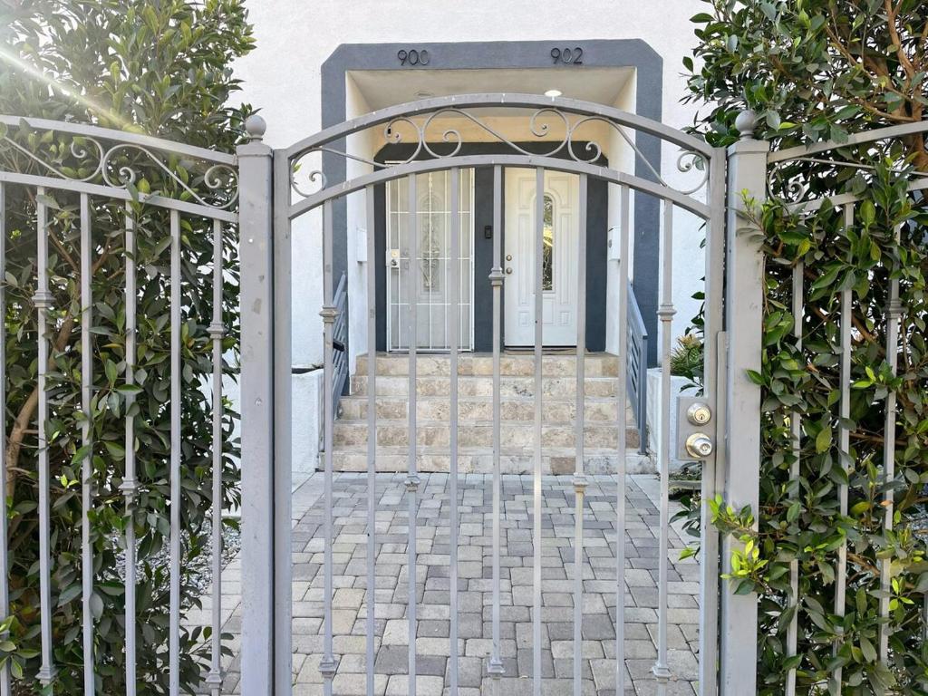 TR2 4B 3Bath USC Crypto Sofi Universal Parking, Los Angeles (updated prices  2026)