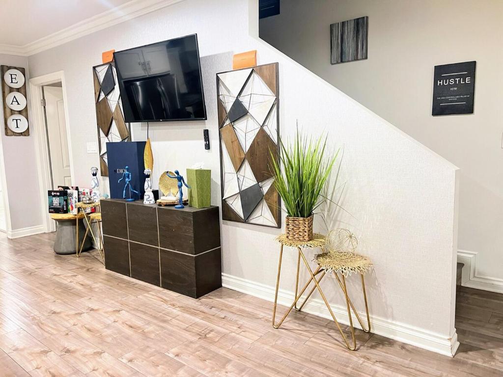 TR2 4B 3Bath USC Crypto Sofi Universal Parking, Los Angeles (updated prices  2026)