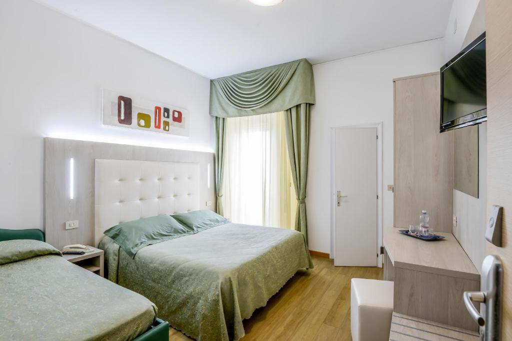 Łóżko lub łóżka w pokoju w obiekcie Hotel Corinna