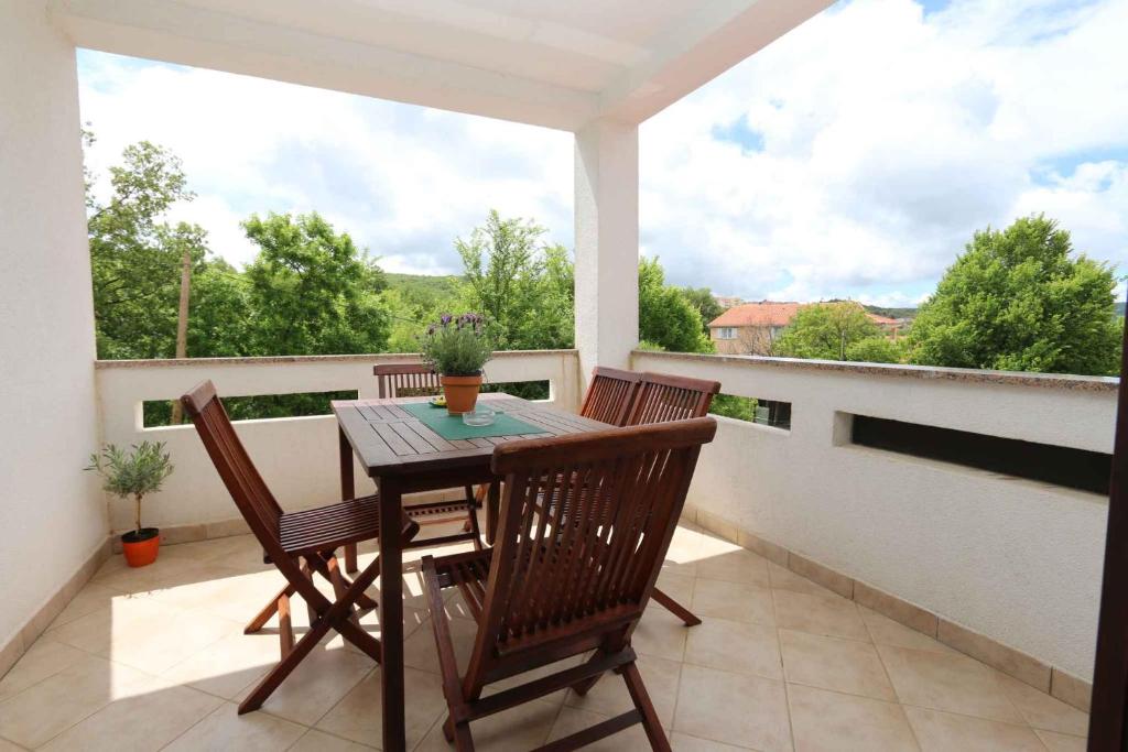 Una mesa y sillas en un balcón con vista. en Apartment in Klimno - Insel Krk 51052, en Klimno