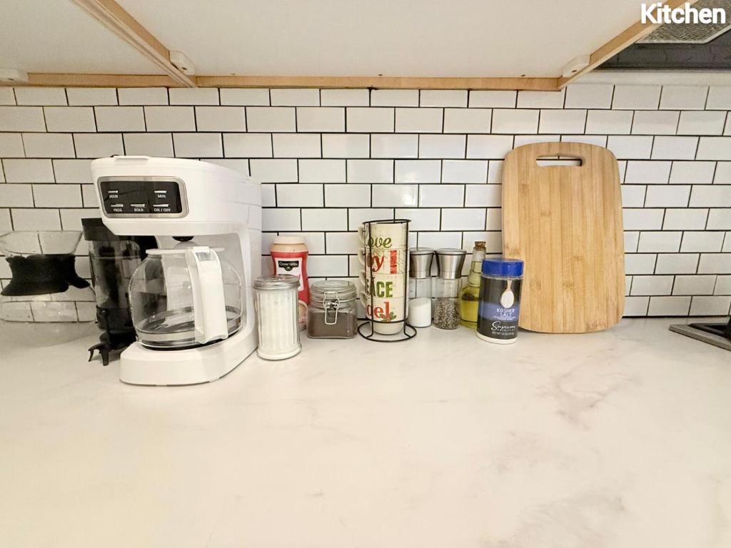 Kuchyň nebo kuchyňský kout v ubytování Modernstudioqueenbedworkspacehighspeedwifi