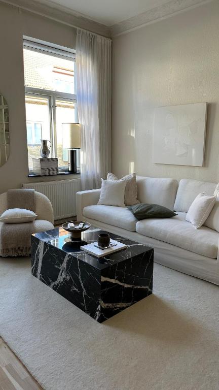 ein Wohnzimmer mit einer Couch und einem Couchtisch in der Unterkunft Tågaborg in Helsingborg