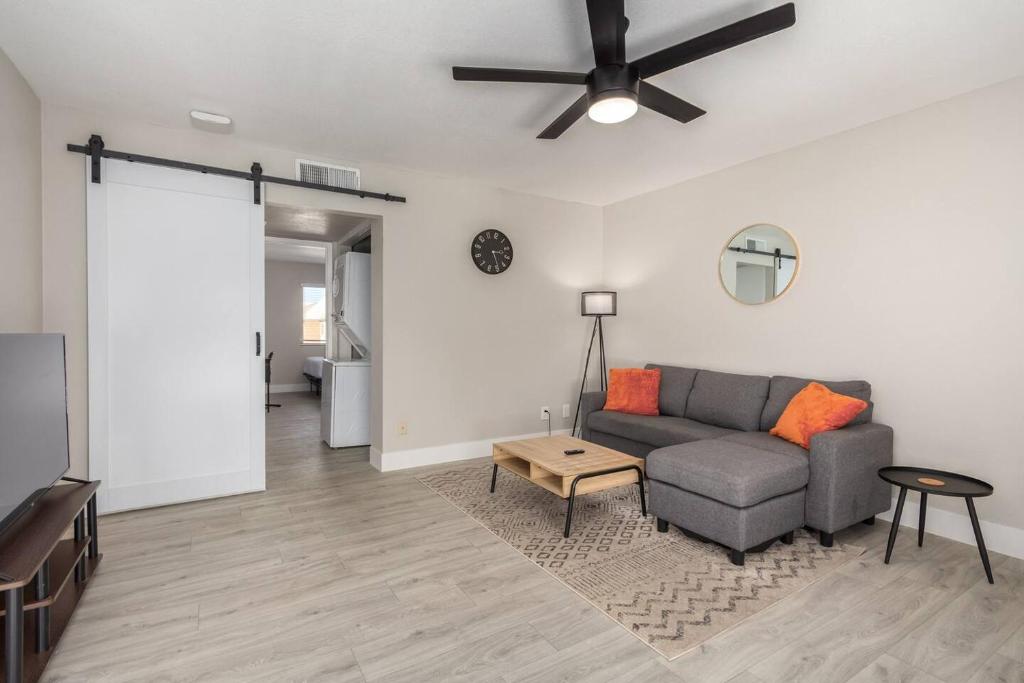 Ruang duduk di 3beds-kingbedsleeps7gymwificentral