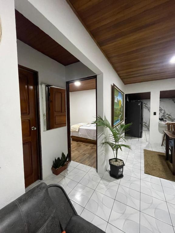 Una sala de estar con un sofá y un dormitorio. en Downtown volcano House, en Fortuna