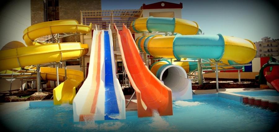 Bazén v ubytování King Tut Aqua Park Beach Resort nebo v jeho okolí