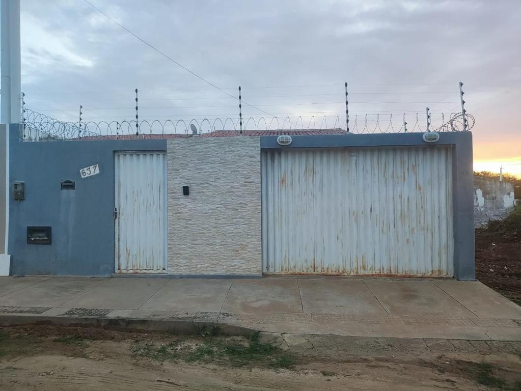 a building with two doors on the side of it at Casa para período de carnaval de caicó in Caicó