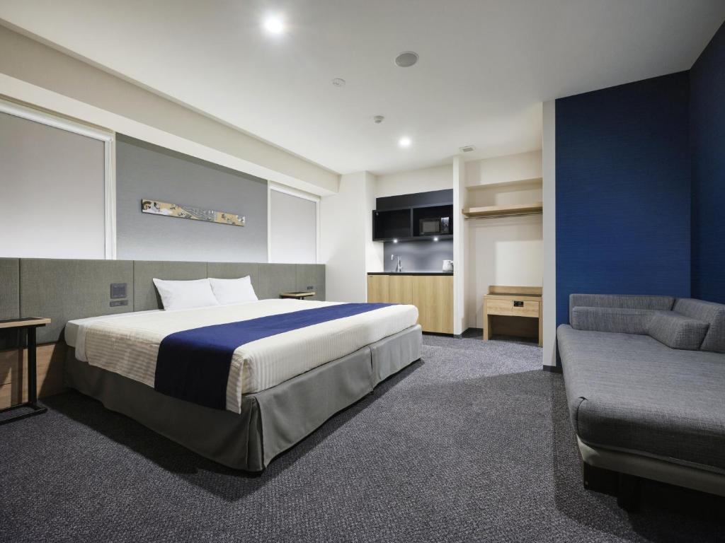 En eller flere senge i et værelse på hotel MONday Premium Ueno Okachimachi