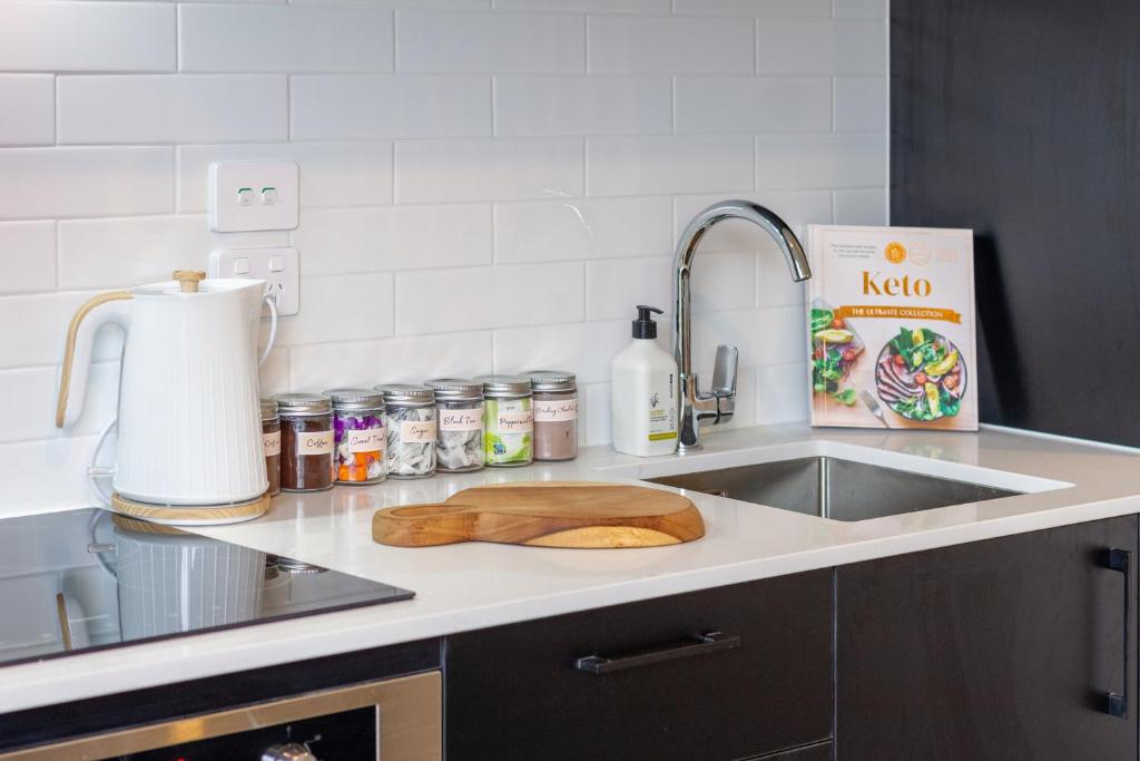 Prime Family 4 Bedroom Retreat Near Stadium & Cafe - Resim 7