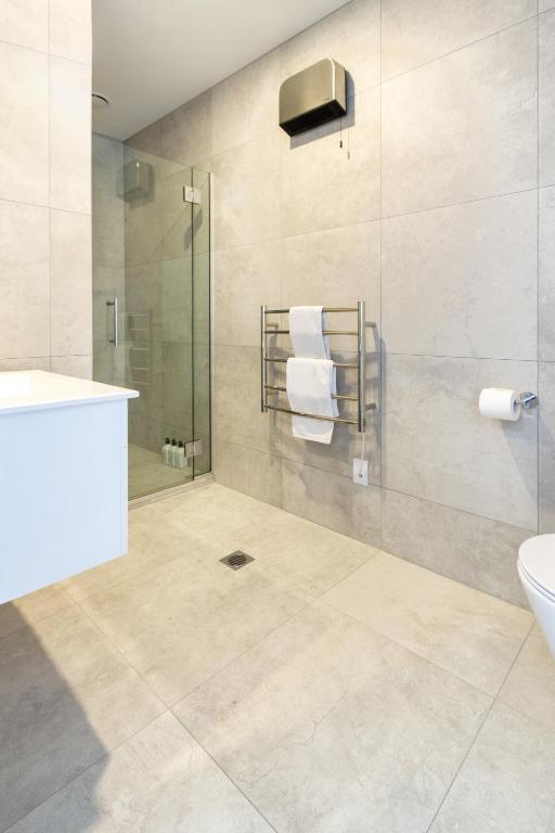 Prime Family 4 Bedroom Retreat Near Stadium & Cafe - Resim 21