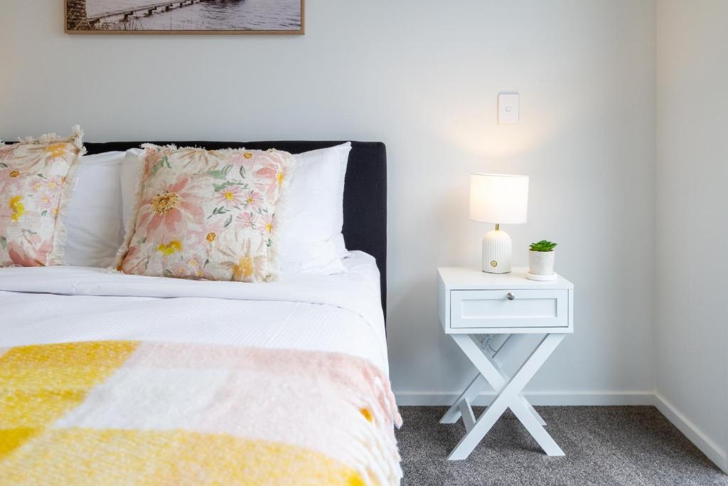 Prime Family 4 Bedroom Retreat Near Stadium & Cafe - Resim 29