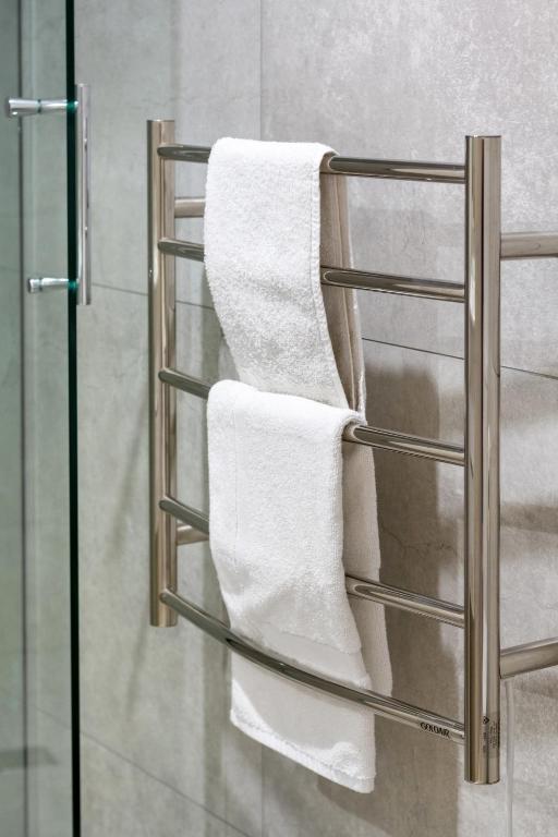 Prime Family 4 Bedroom Retreat Near Stadium & Cafe - Resim 32