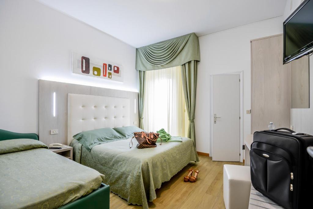 Łóżko lub łóżka w pokoju w obiekcie Hotel Corinna