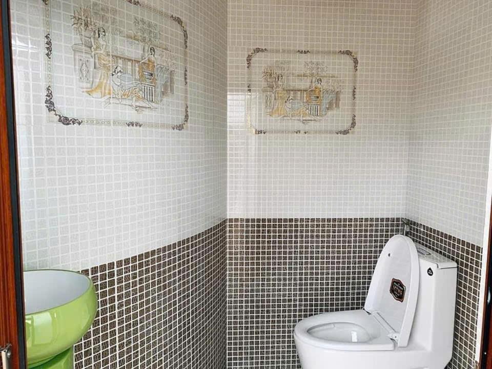 Ein Badezimmer in der Unterkunft NHỚ House IV