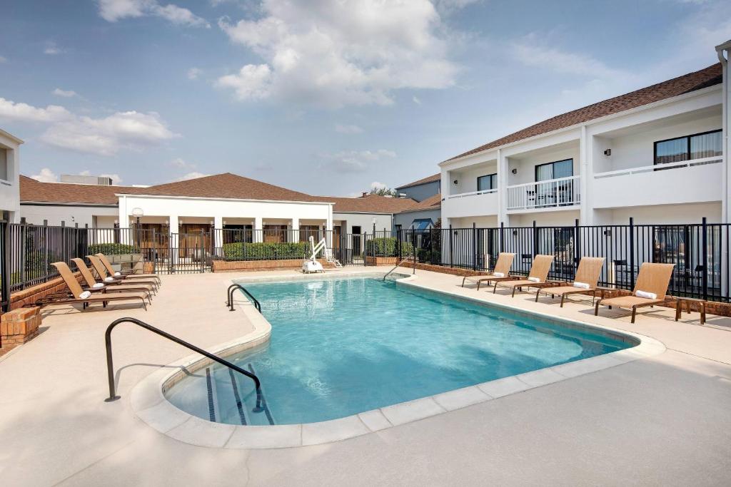 Bazén v ubytování Courtyard Dallas Addison Midway nebo v jeho okolí