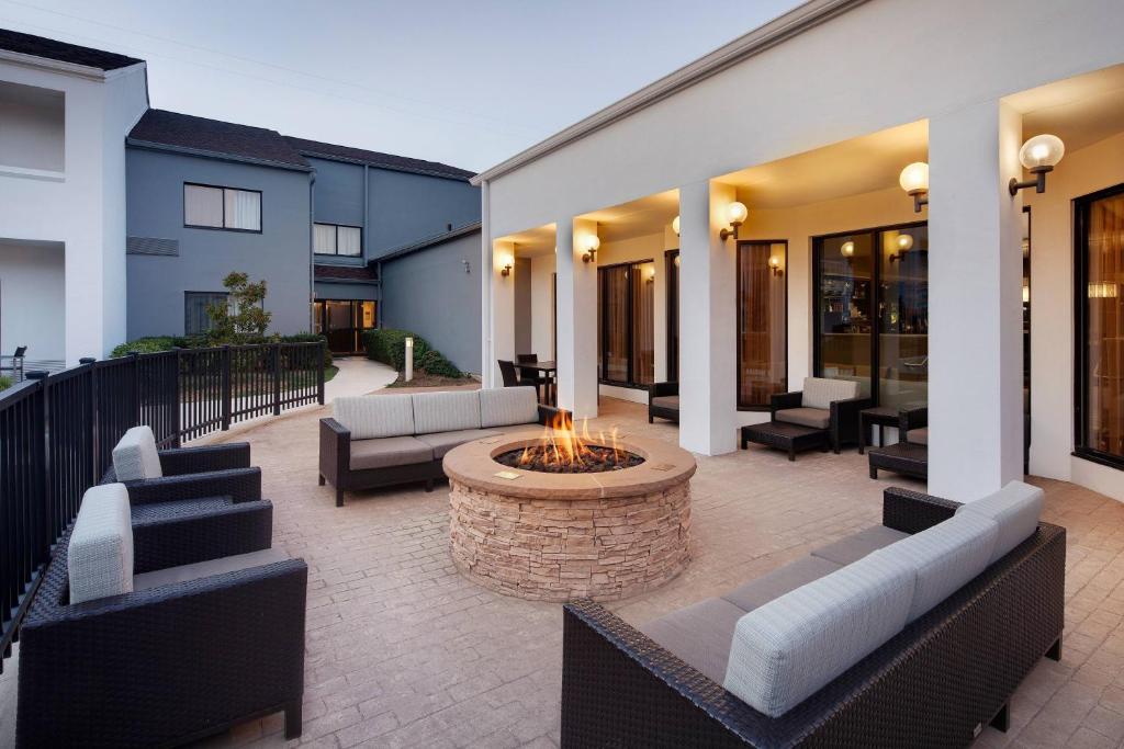 Posezení v ubytování Courtyard Dallas Addison Midway