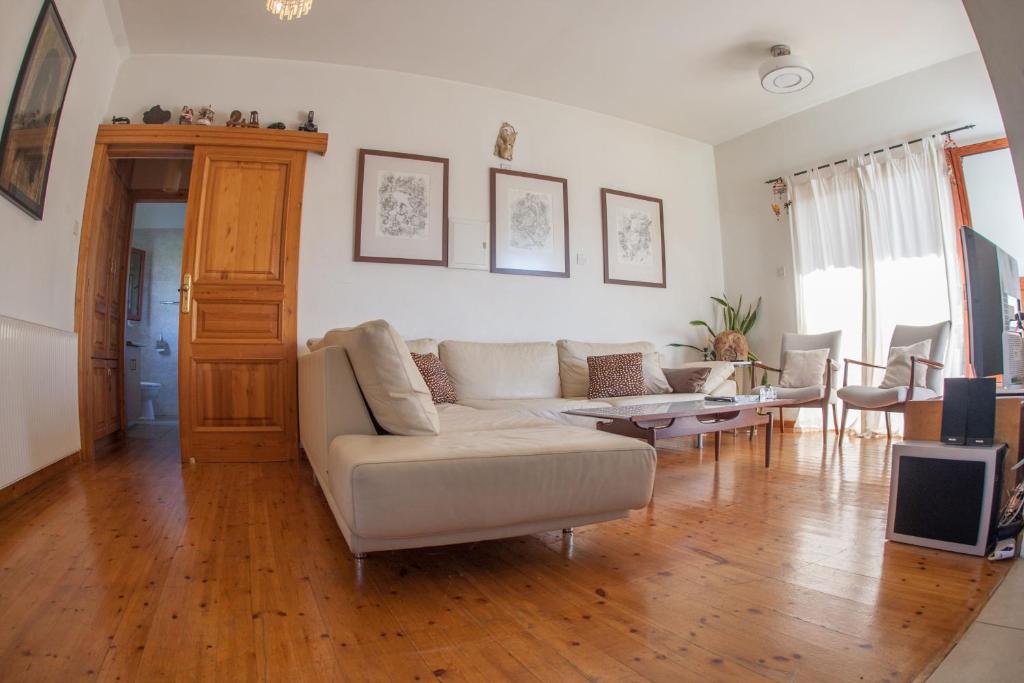 salon z kanapą i stołem w obiekcie Lania Royal Oak House by TrulyCyprus w mieście Lania