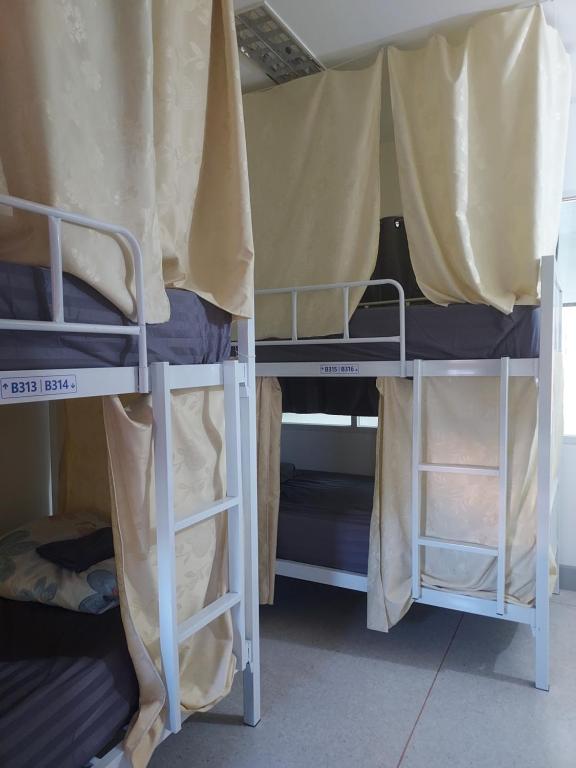 Palanda nebo palandy na pokoji v ubytování KingSun HOSTEL 金珊旅馆