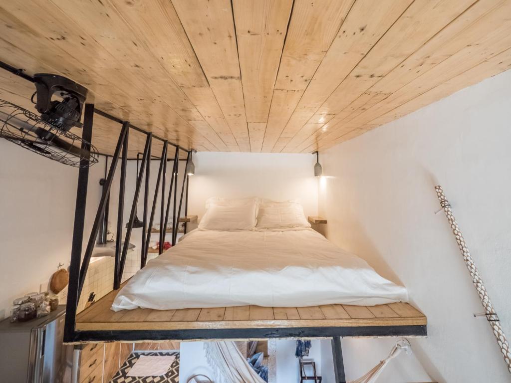 Postel nebo postele na pokoji v ubytování AGTA Nest Loft in Subic Bay with Self-Serve Breakfast - Pet Friendly, WiFi, Monkeys!