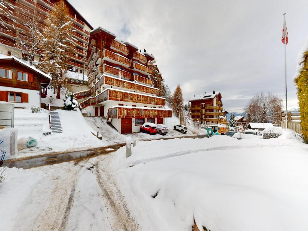 um hotel na neve numa cidade em Apartment in central location with views em Nendaz