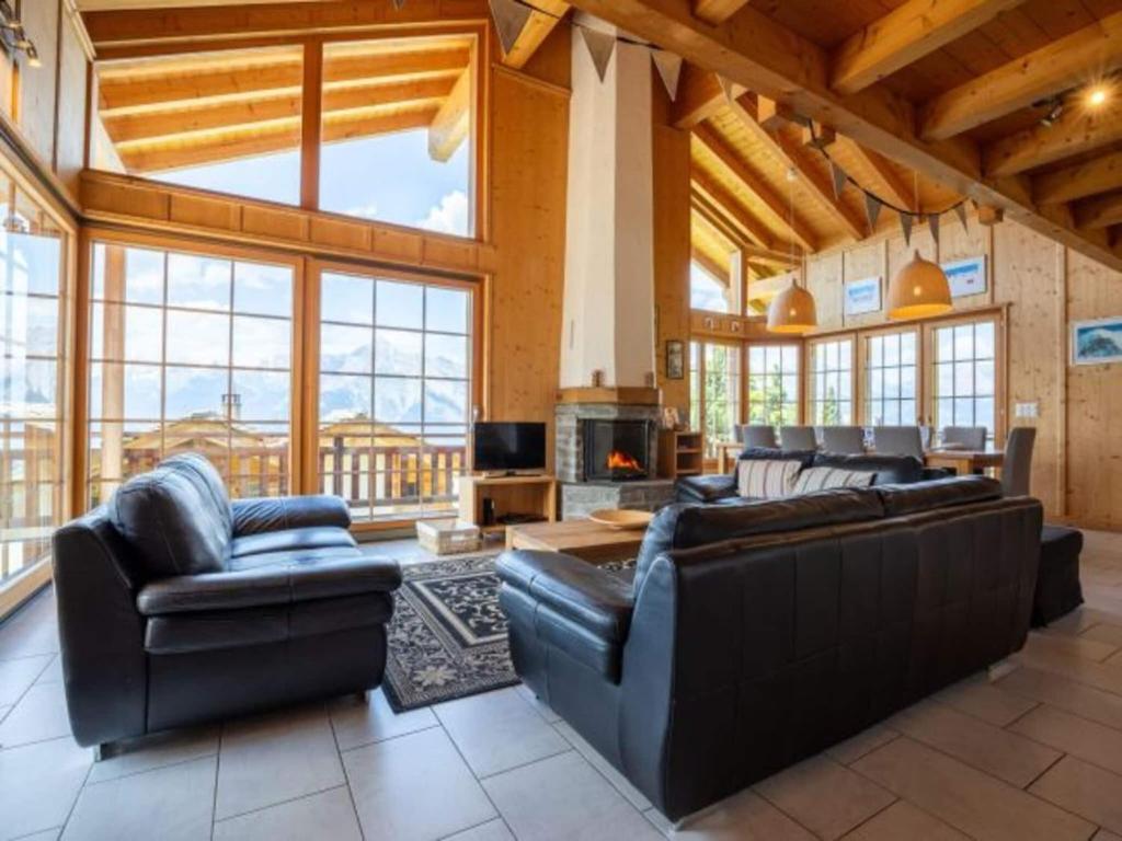 Μια τηλεόραση ή/και κέντρο ψυχαγωγίας στο Chalet in Veysonnaz with swimming pool