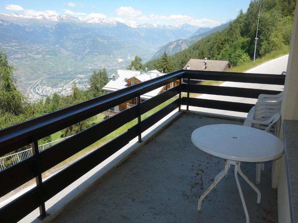 Spacious apartment near cable car