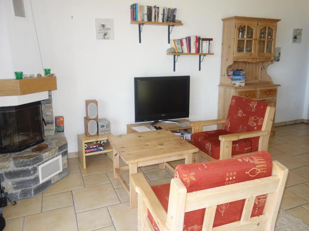 TV a/nebo společenská místnost v ubytování Charming Apartment With Valley View