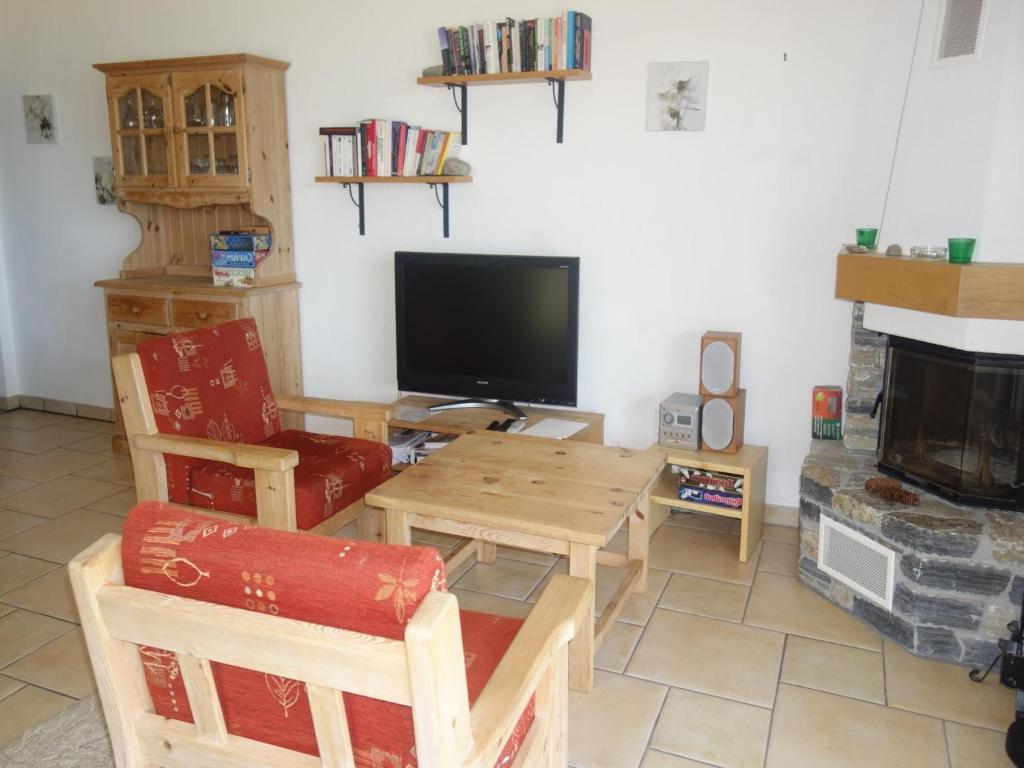 TV a/nebo společenská místnost v ubytování Charming Apartment With Valley View